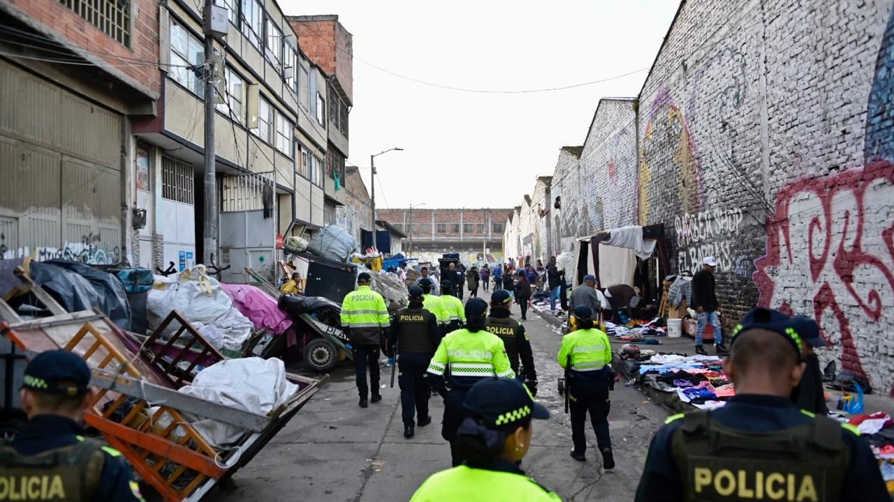 Dos pagadiarios sellados, capturas e incautación de mil dosis de estupefacientes y armas cortopunzantes, en megatoma en Kennedy