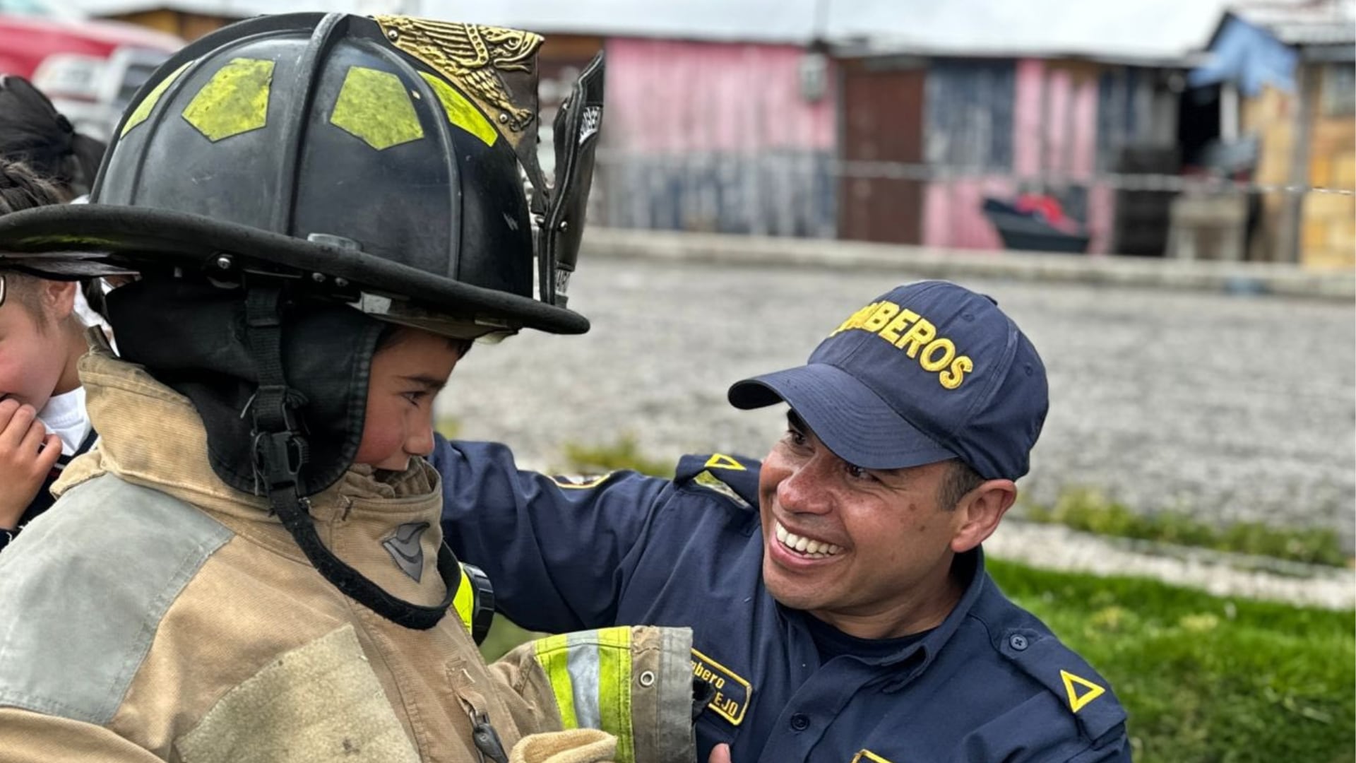 Bomberitos: la iniciativa del cuerpo de Bomberos de Bogotá para que los niños aprendan a prevenir emergencias