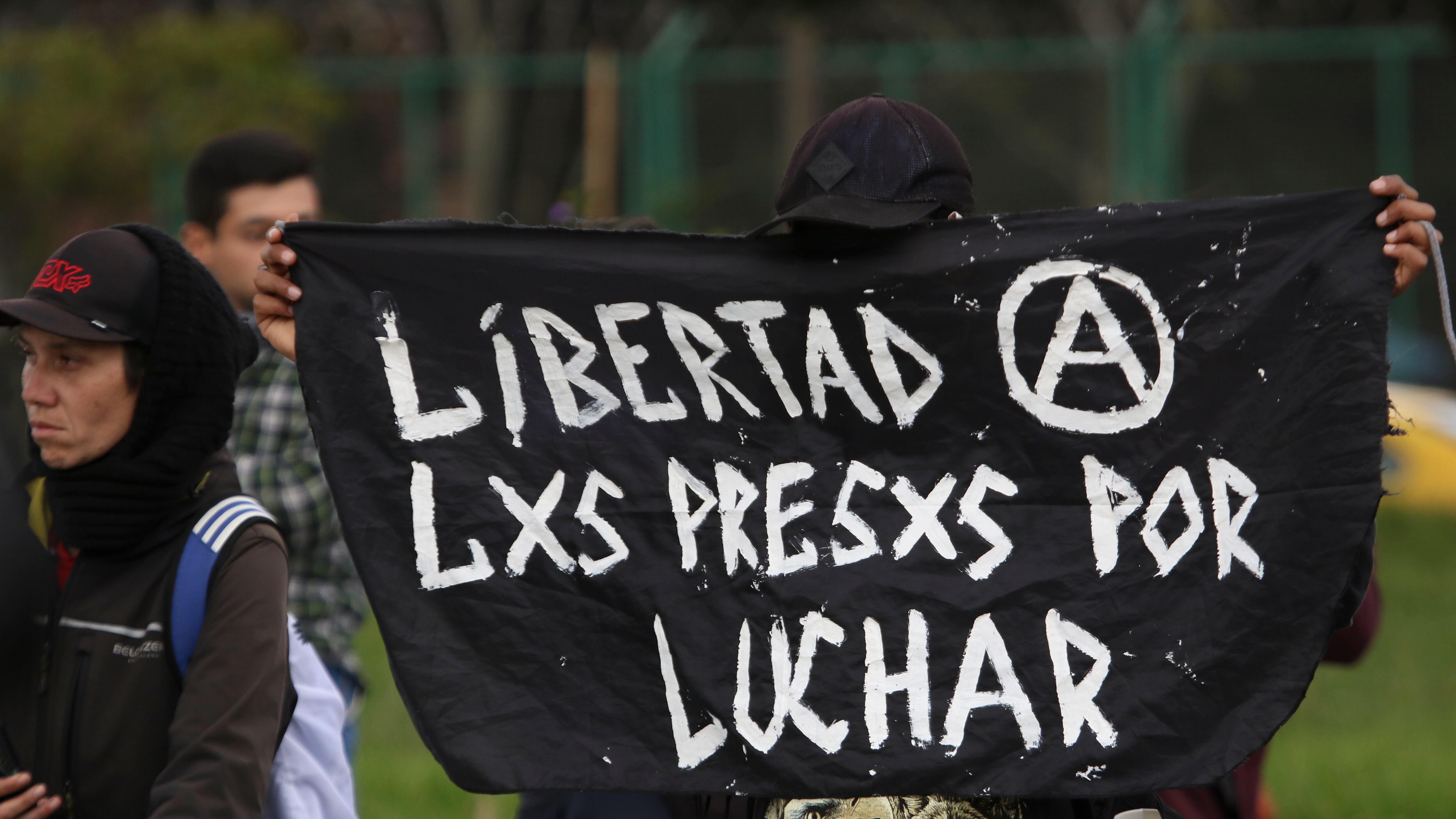 Manifestación de integrantes de la Primera Línea exigiendo la liberación de los presos políticos.