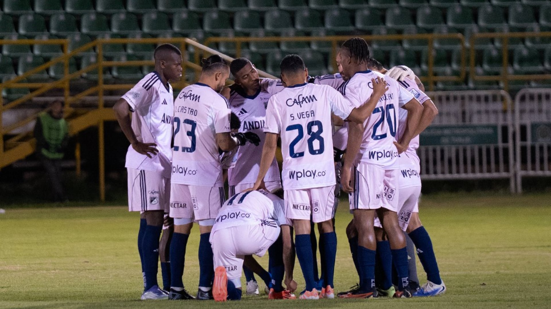 Fuertes críticas a futbolista de Millonarios por promocionar fiesta con “licor, polvos de colores y finca privada”
