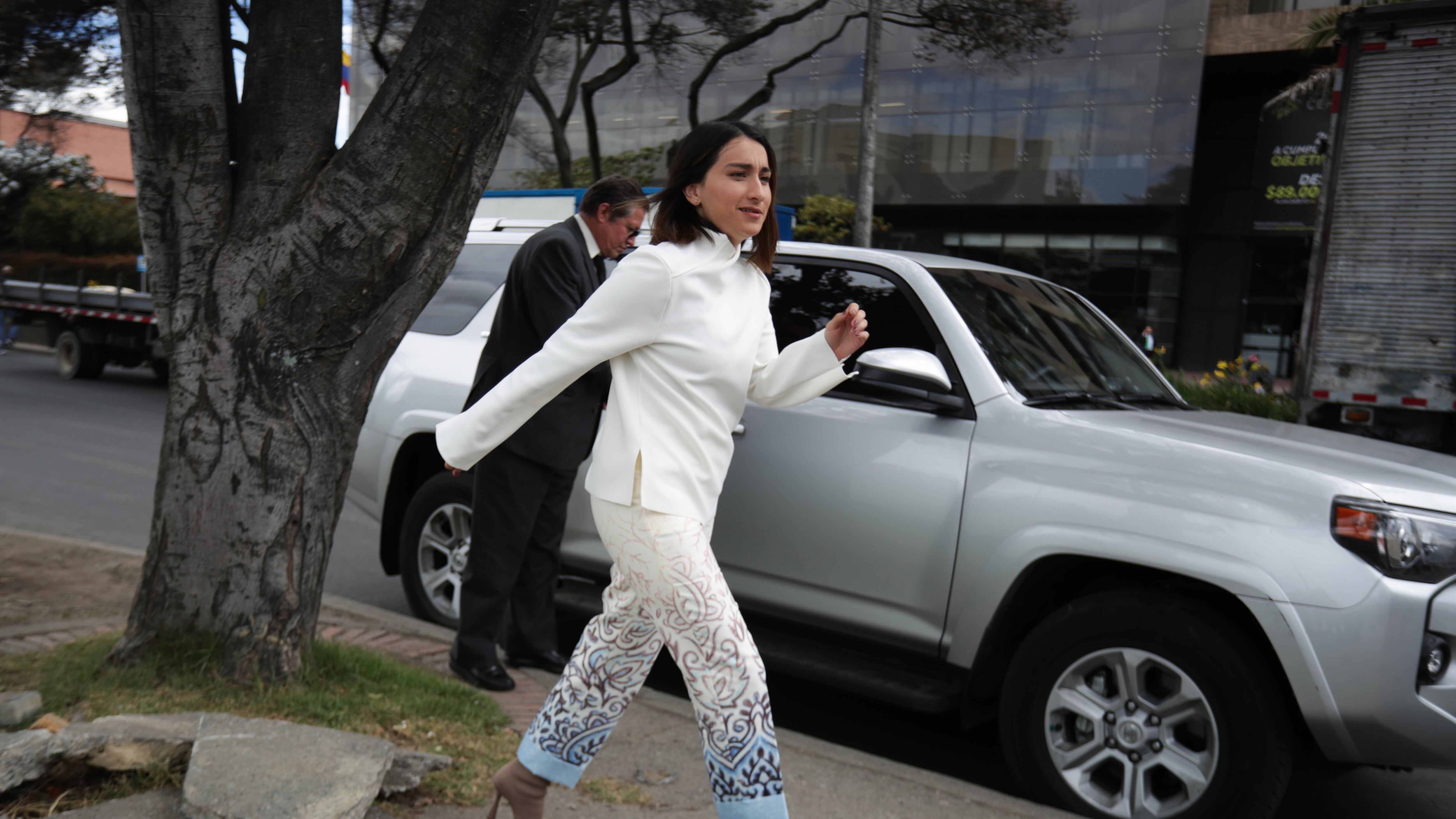 Laura Sarabia, directora del Departamento de Prosperidad Social, durante su llegada al búnker de la Fiscalía en Bogotá