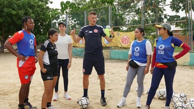Exjugadores de fútbol alemán capacitarán a jóvenes en Barranquilla para transformar vidas.