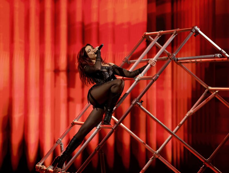 Con su poderoso rango vocal, sus ritmos contagiosos y su estilo único, Dua Lipa llegó a la industria del entretenimiento para darle un nuevo sentido al término de estrella de la música pop. Foto: Getty Images.