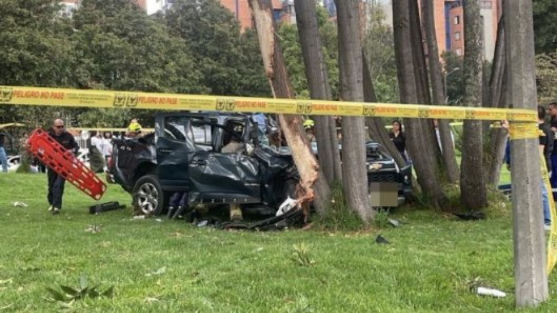 Grave accidente de tránsito en Bogotá: una camioneta se salió de la vía y terminó contra un árbol
