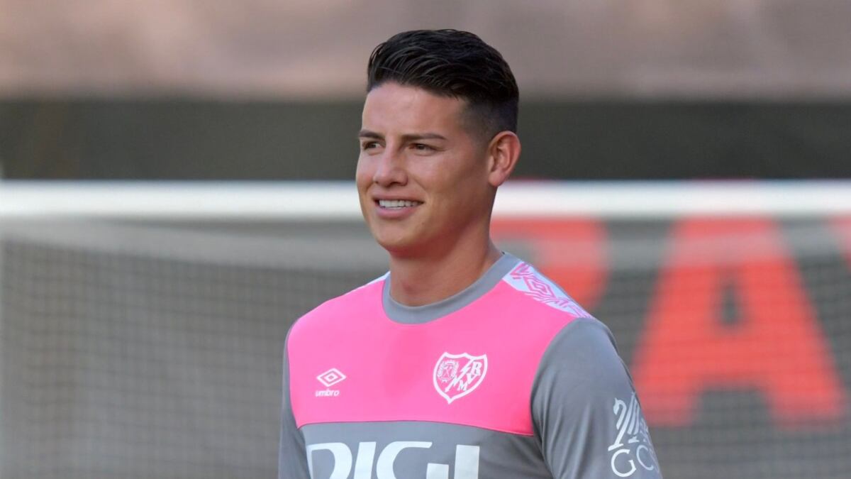 A periodista lo buscaron para hablar de James y él comenzó hablando de gasolina de aviones