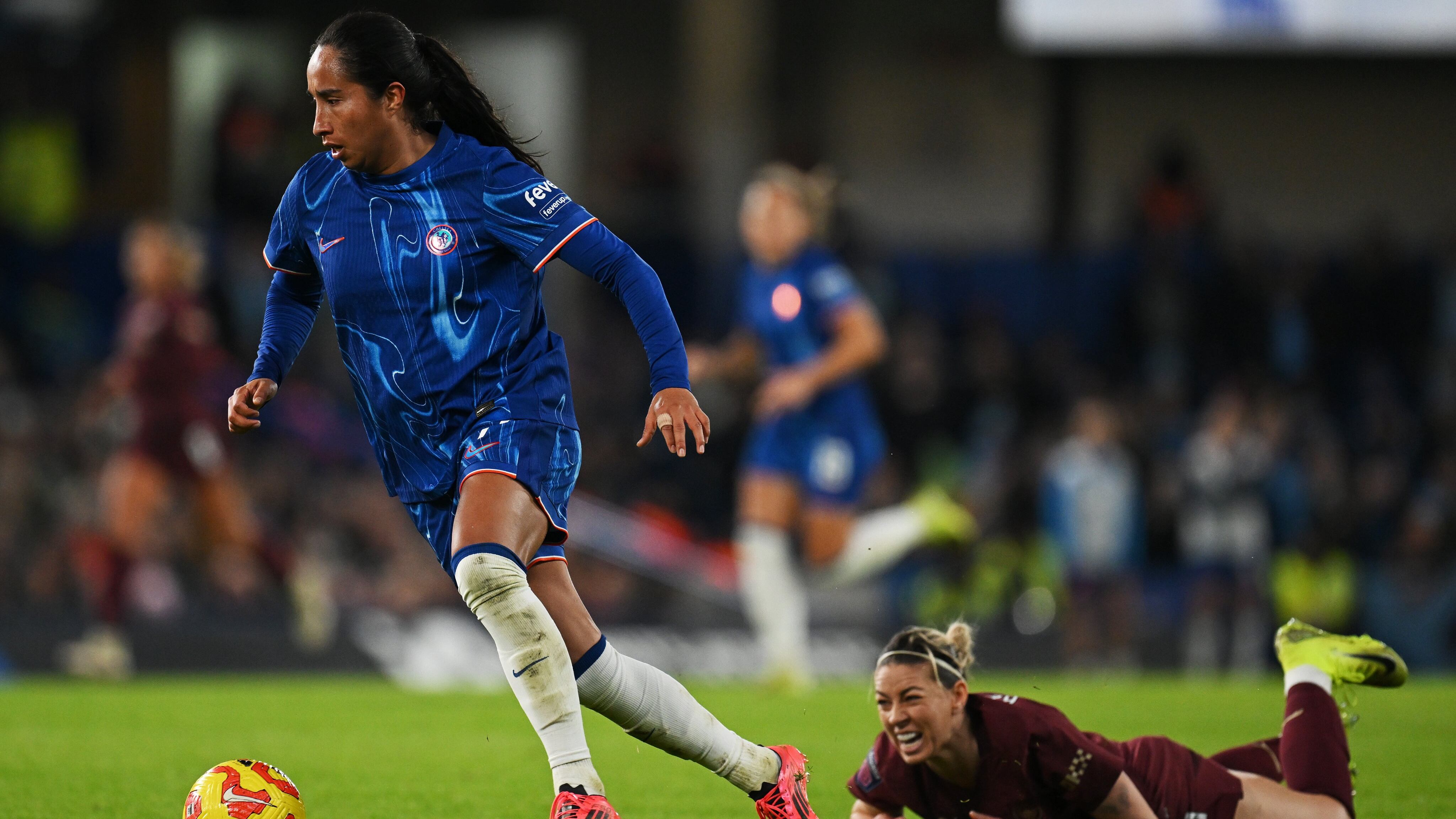 Mayra Ramírez facturó lindo gol en duelo de punteros de Chelsea ante Manchester City
