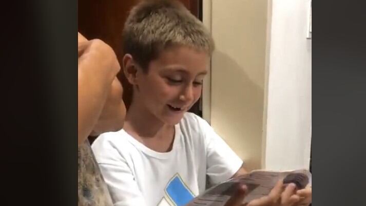 La emoción viral de un niño al saber que será tío
