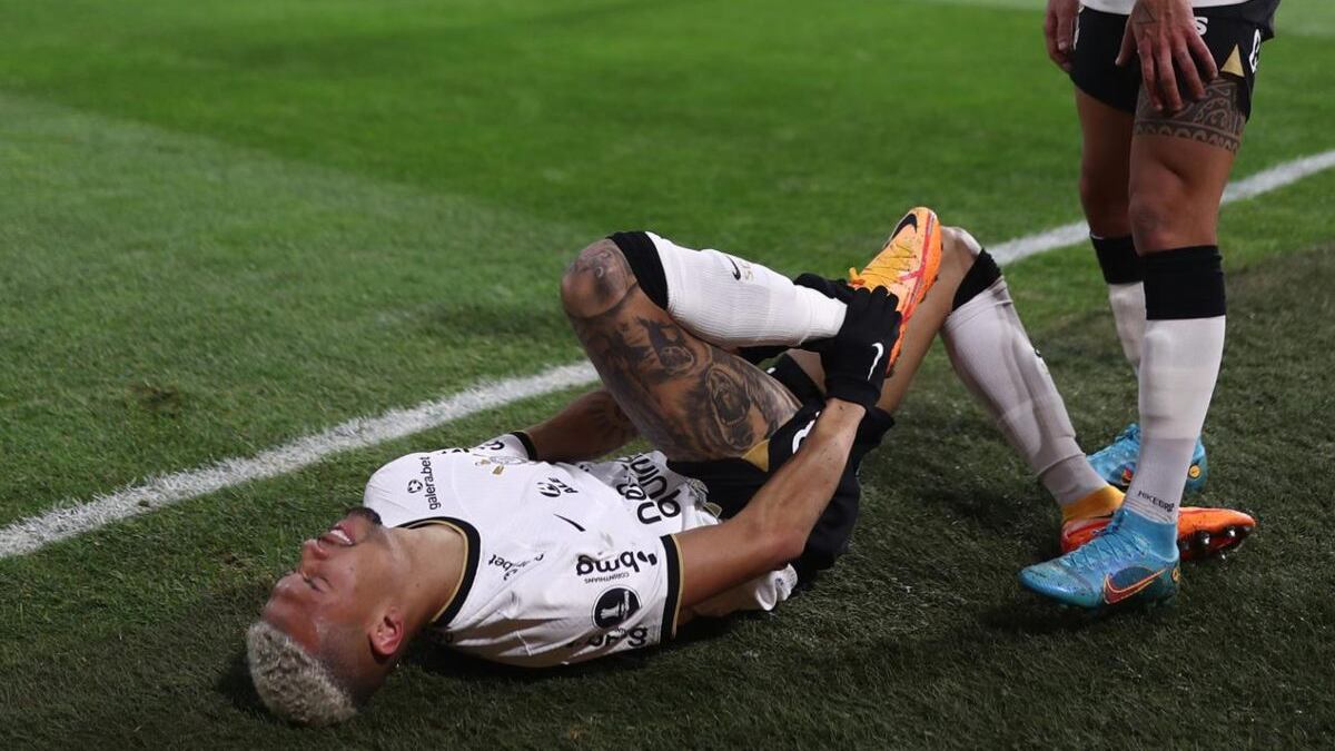 Joao Víctor sufrió escalofriante lesión en el partido contra Boca Juniors