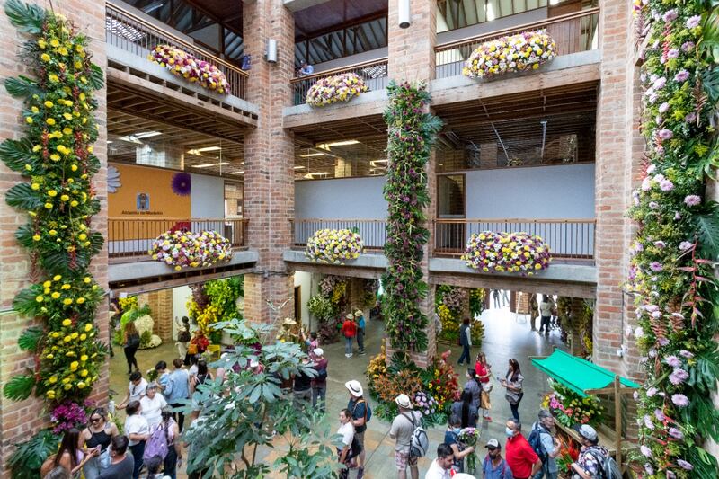 Edificio patrimonial Velásquez se engalana de flores