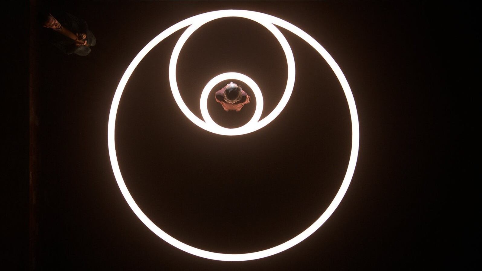 Cada capítulo de la serie 'El problema de los 3 cuerpos' rompe los esquemas y sorprende más que el anterior en un viaje audiovisual alucinante.