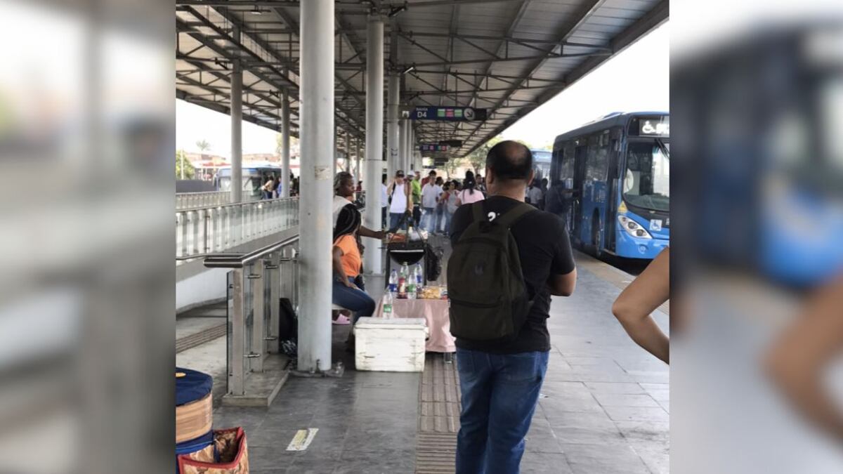 En redes sociales opinaron sobre un asadero de chorizos en estación del mío de Andrés Sanín