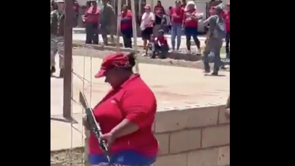 Video de mujeres civiles recibiendo adiestramiento de varios instructores militares venezolanos