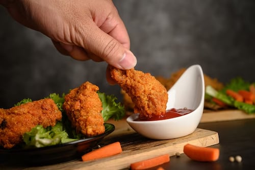 Qué es el dipping y por qué cada vez más colombianos comen el pollo con salsas