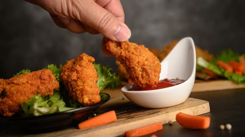 Qué es el dipping y por qué cada vez más colombianos comen el pollo con salsas
