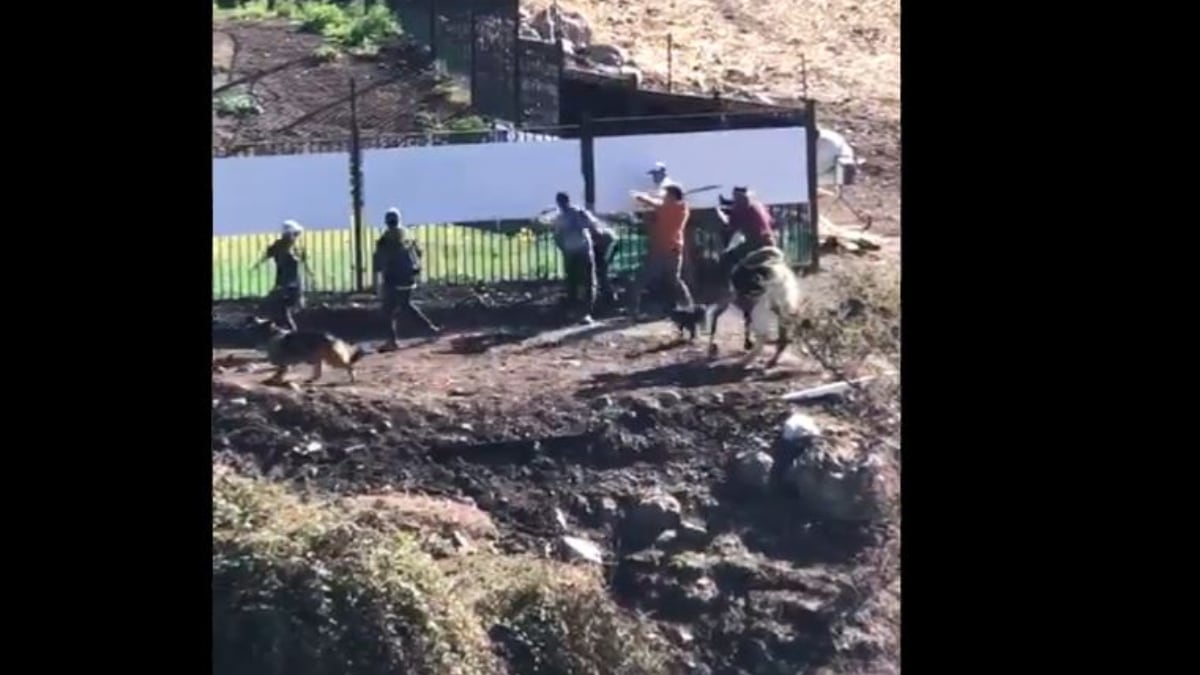 Video| Mark González fue atacado a piedra y palo en Chile