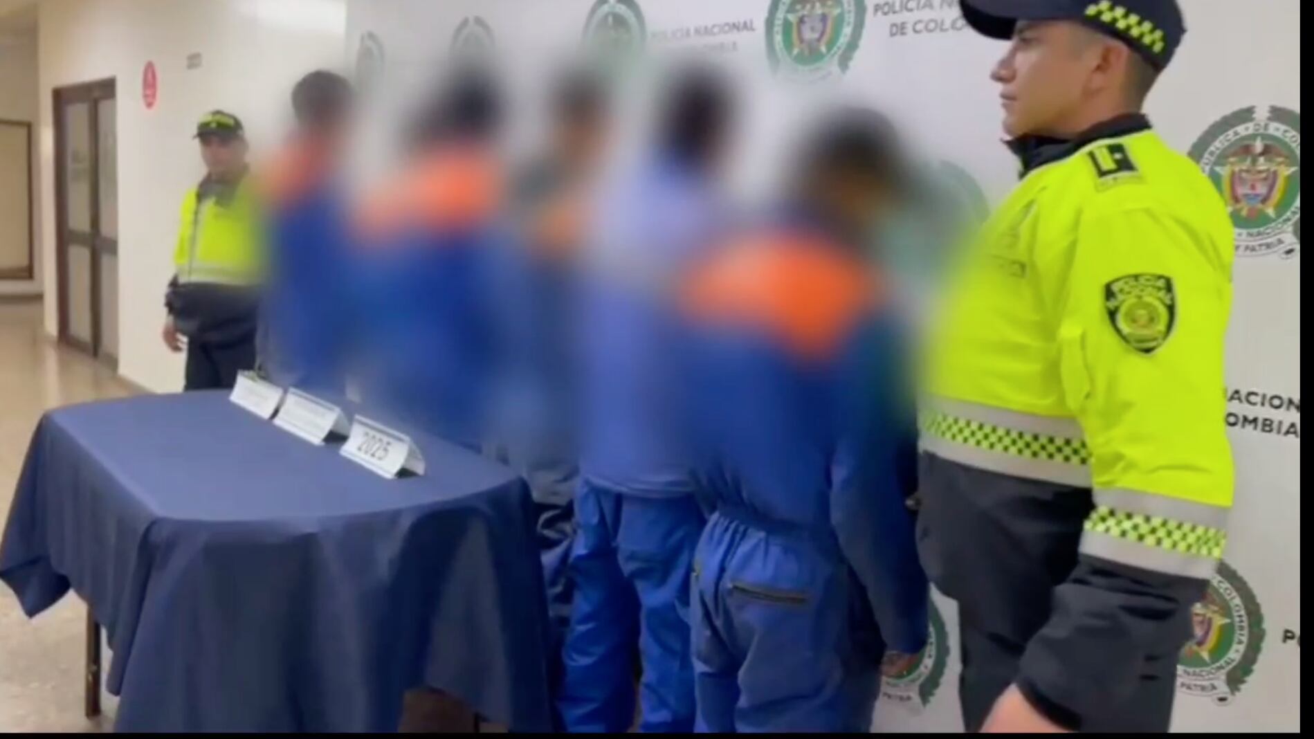 Ladrones con uniformes de ETB