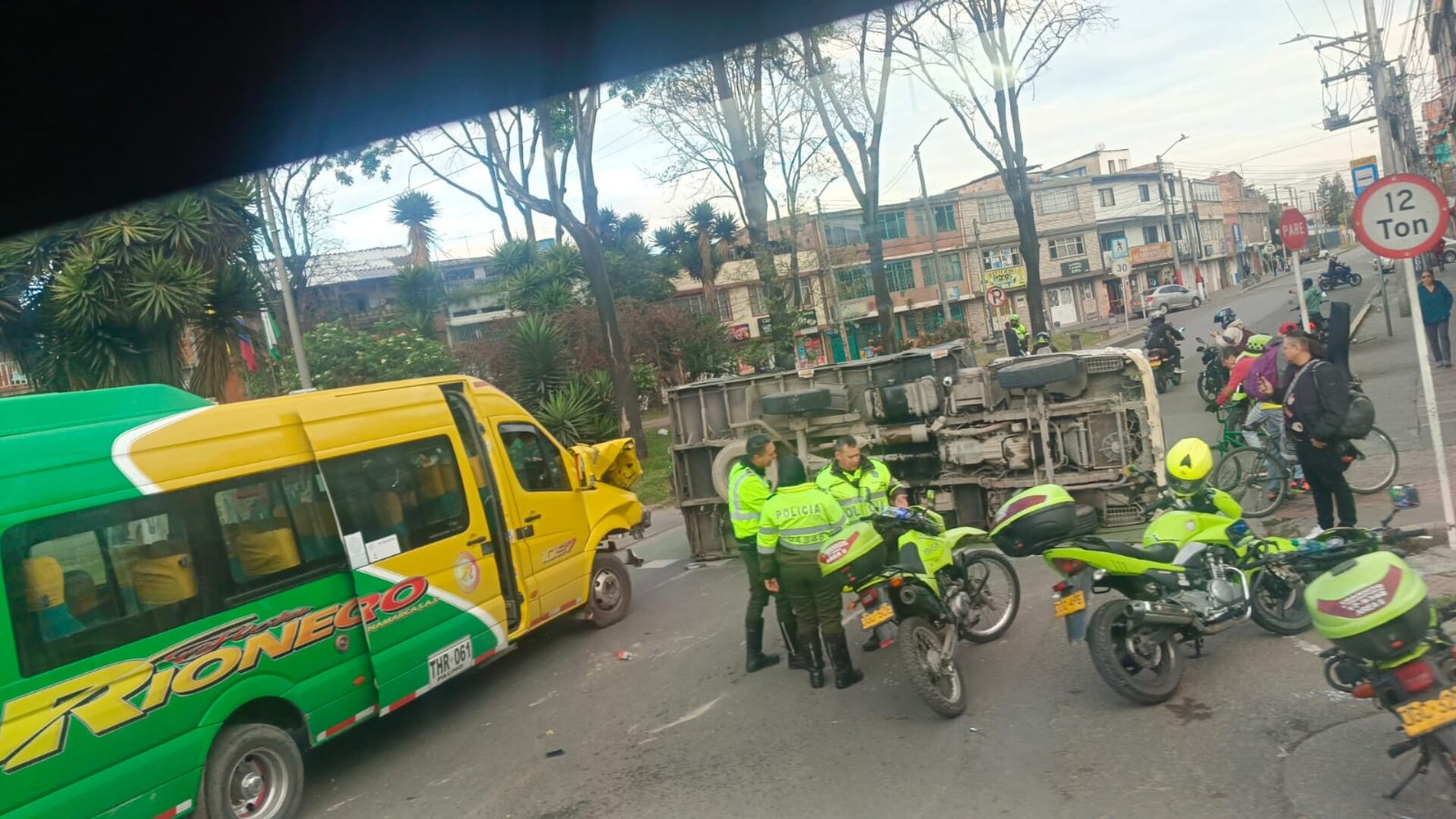 Grave accidente de tránsito en la avenida Boyacá: un camión se volcó y está bloqueando el tráfico