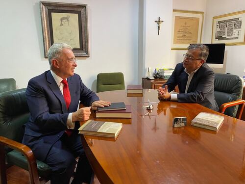 Uribe acusa a Petro de ser “el jefe de los matones” en un nuevo y tenso enfrentamiento en redes sociales