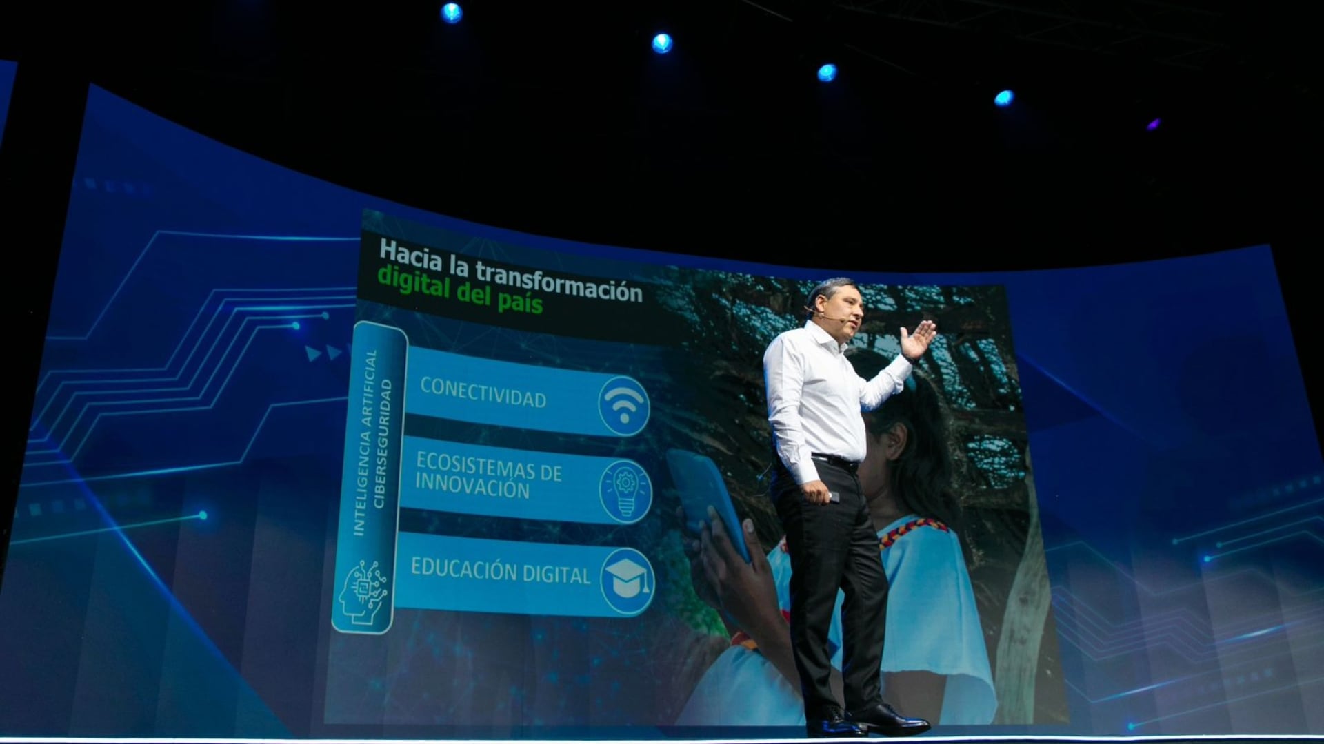 El ministro de las TIC, Mauricio Lizcano explica el nuevo programa con el que busca conectar al país.