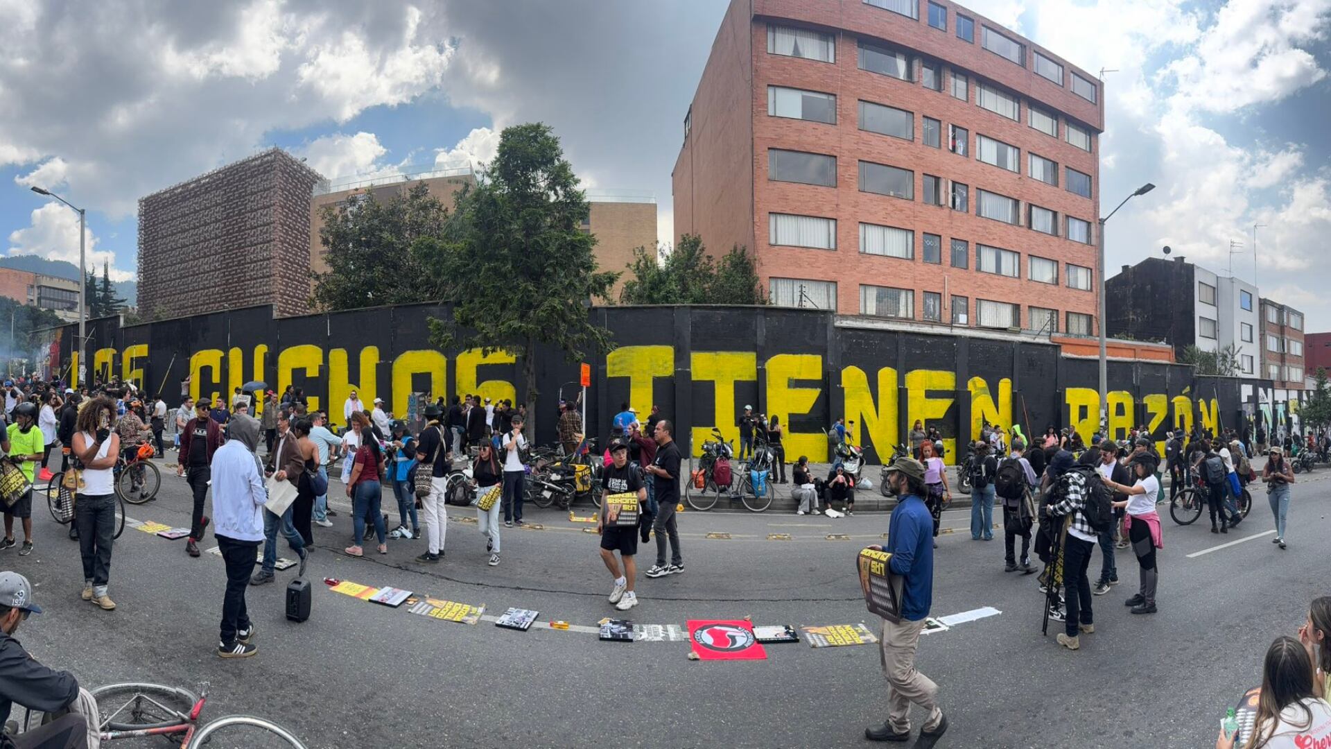 En Bogotá también se están pintando murales de “las cuchas tienen razón”