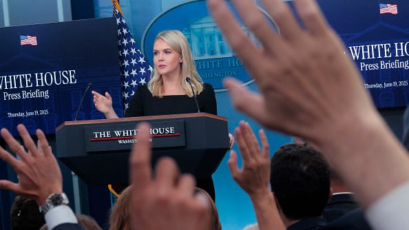 Karoline Leavitt, portavoz de la Casa Blanca, habla en conferencia de prensa sobre la posible intervención de EE. UU. en el conflicto entre Israel e Irán, Washington 2025.