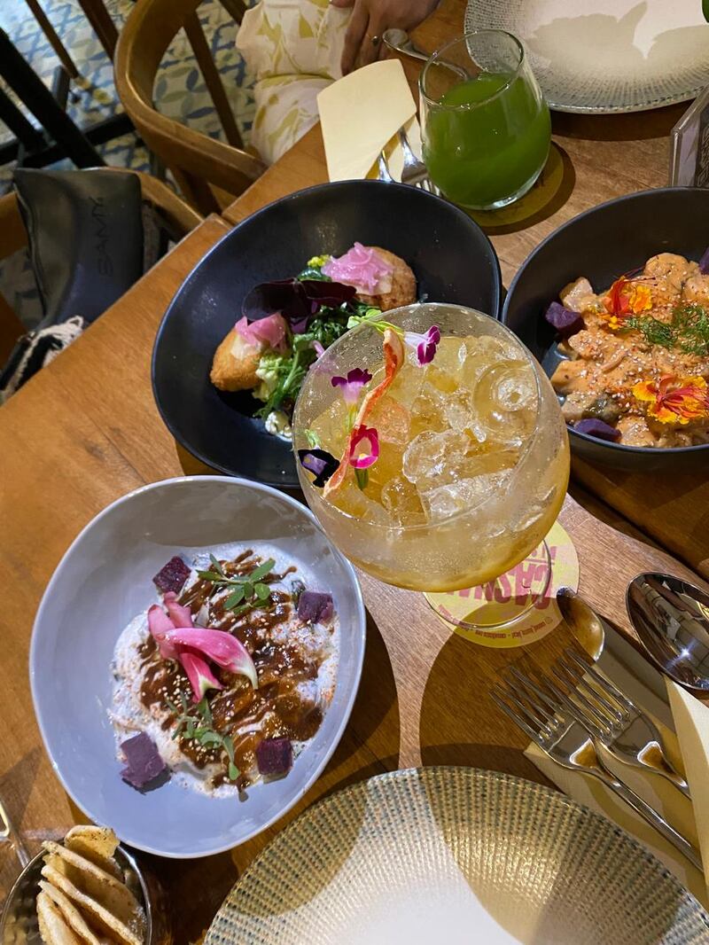 Foto platos de ceviche elaborados con batata morada en Casual Bistró.