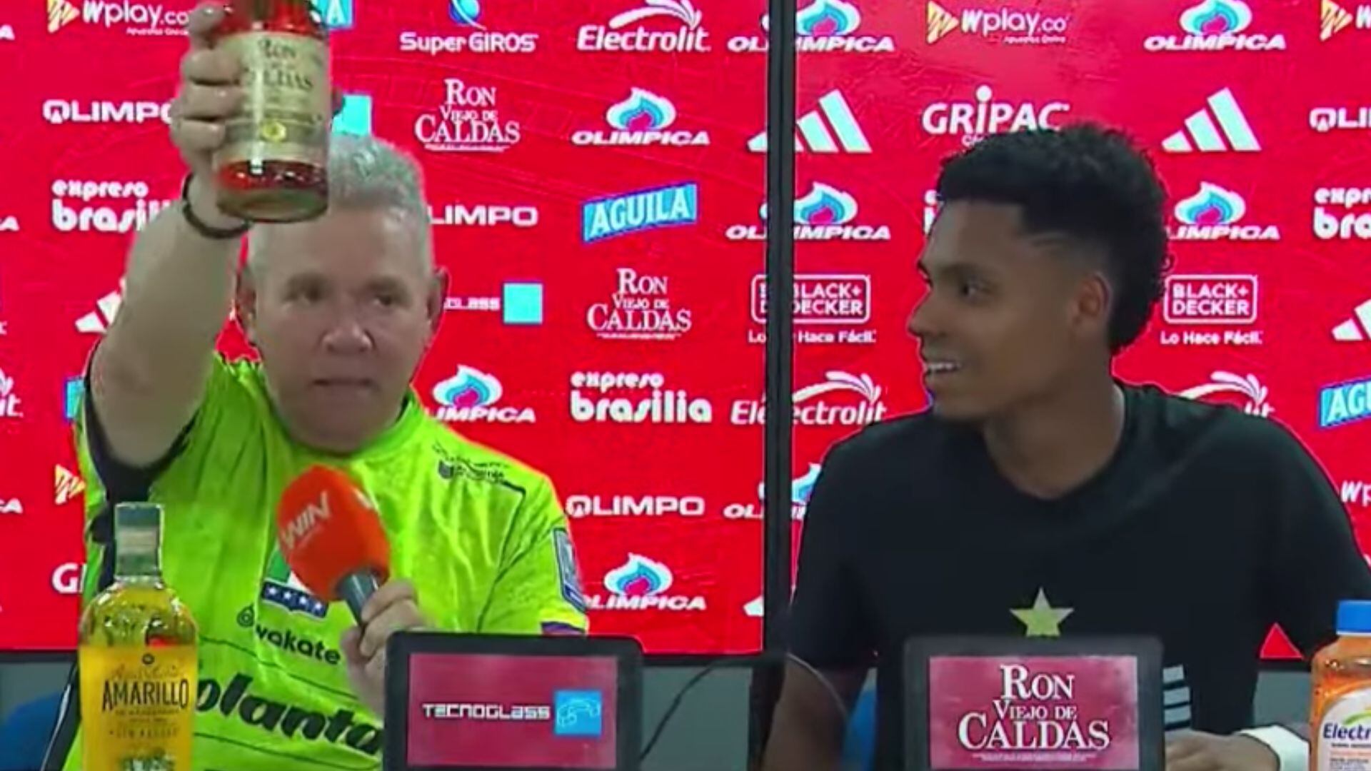 “Lo invito”: Arriero Herrera echó mano del ron en plena rueda de prensa