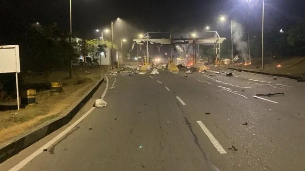 Explosiones en diversas partes del país generan pánico en Colombia: un CAI y un peaje destruidos en Norte de Santander.