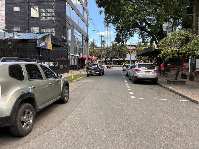 Denuncias de mal parqueo en sector Obelisco de Medellín.