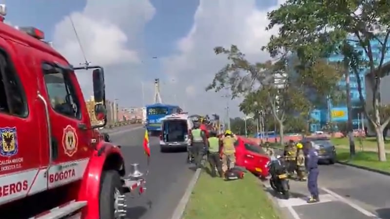 Impresionante accidente de tránsito: automóvil choca con vehículo de valores y se estrella con separador