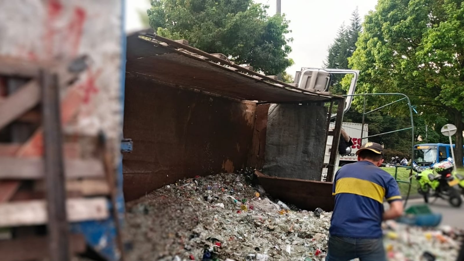 Camión volcado en Fontibón