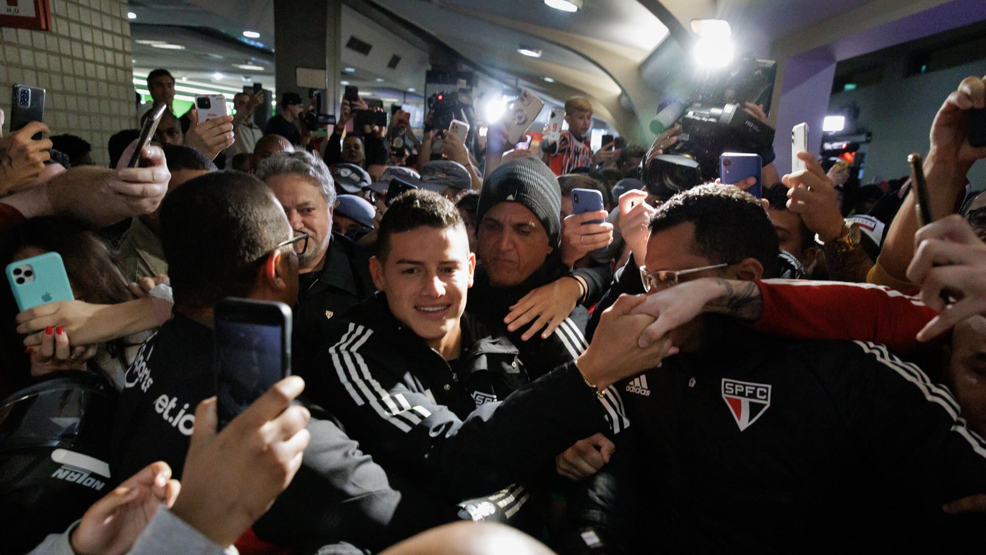 James Rodríguez alborotó todo a su llegada a Brasil para jugar con Sao Paulo
