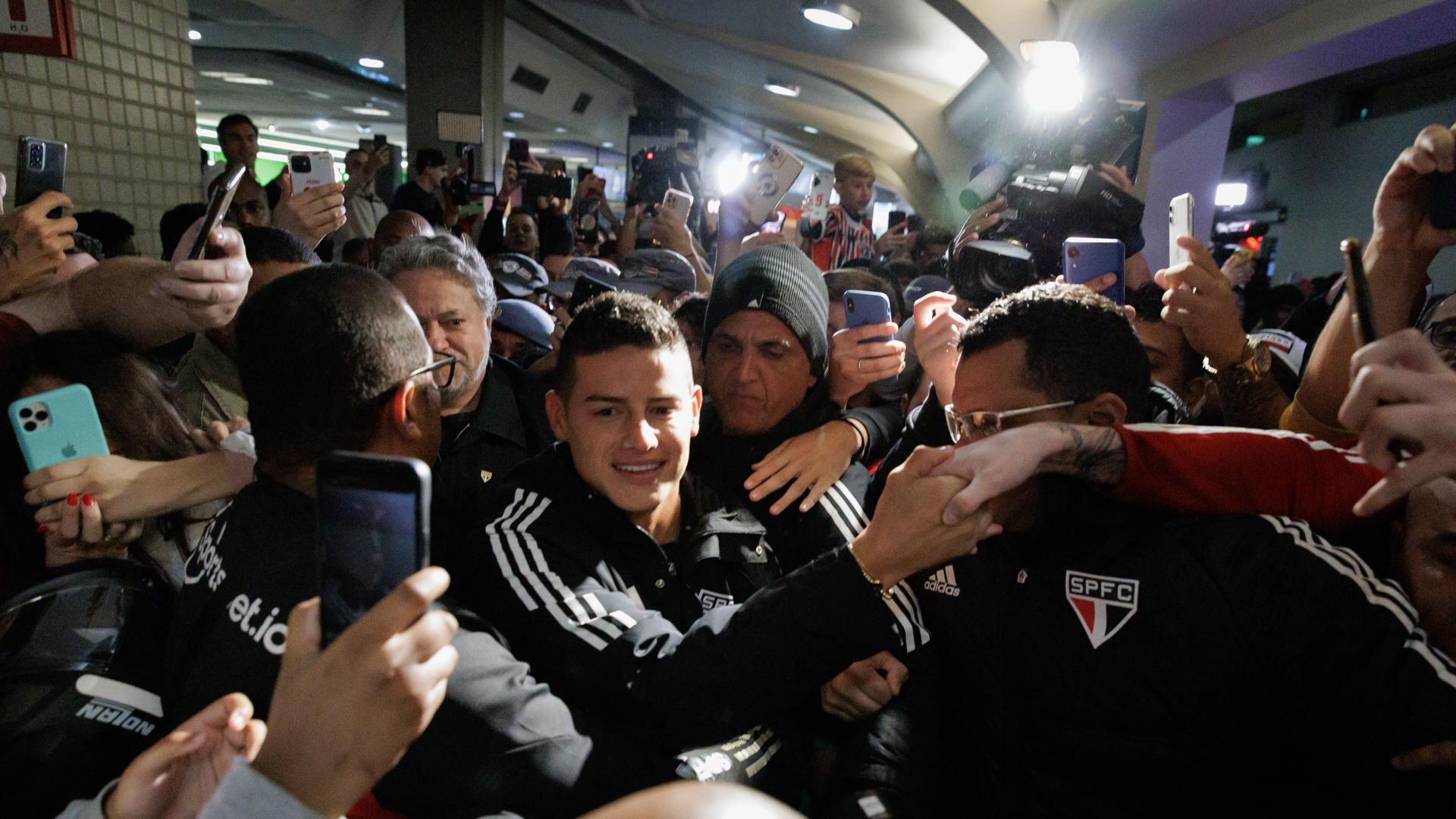 James Rodríguez alborotó todo a su llegada a Brasil para jugar con Sao Paulo