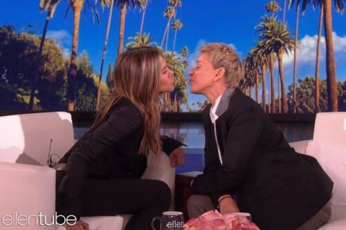 (VIDEO) Jennifer Aniston y Ellen DeGeneres se besaron durante programa en vivo