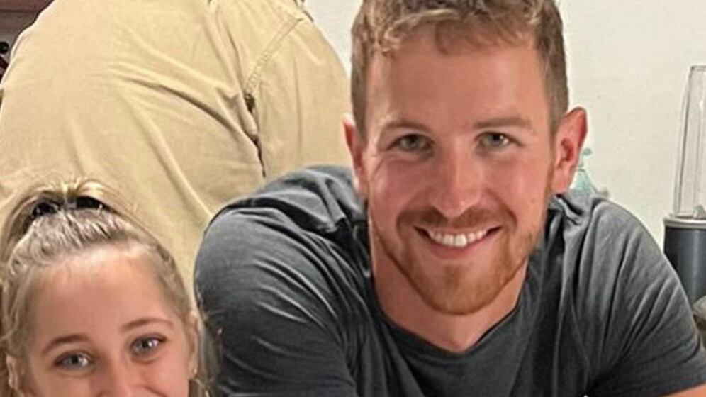 Hombre con mujer que parece de 8