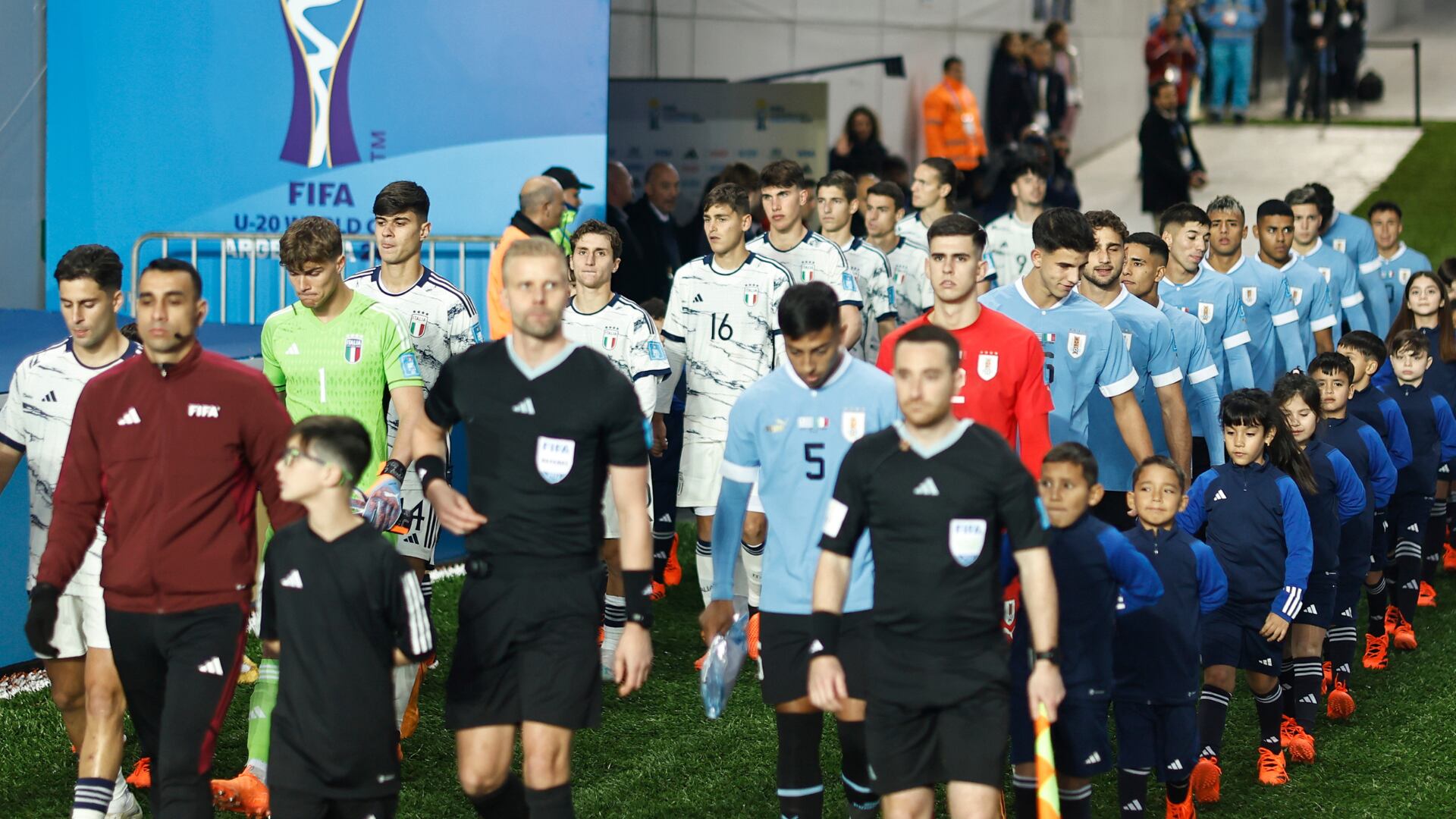 Hinchas de todo el mundo estallaron por el estado de la cancha para la final del Mundial Sub-20 de Argentina 2023