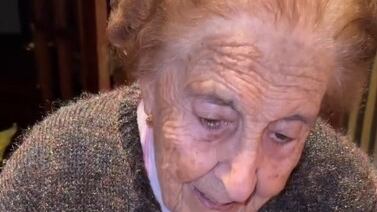 Abuela mira el tatuaje de su nieto en honor a ella