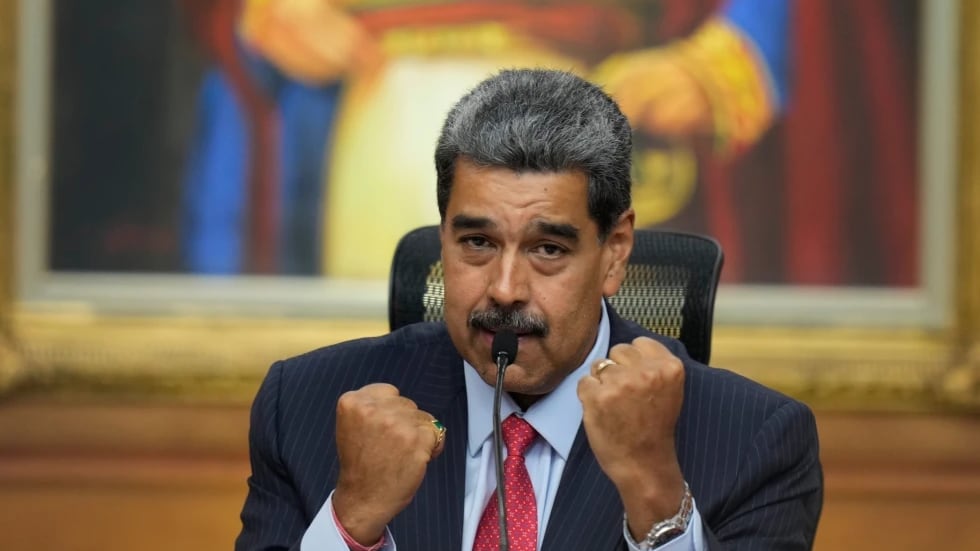 El presidente venezolano Nicolás Maduro levanta los puños durante una rueda de prensa en el palacio presidencial Miraflores en Caracas, Venezuela, el 31 de julio de 2024, tres días después de su disputada reelección. (Foto AP/Matias Delacroix, Archivo)