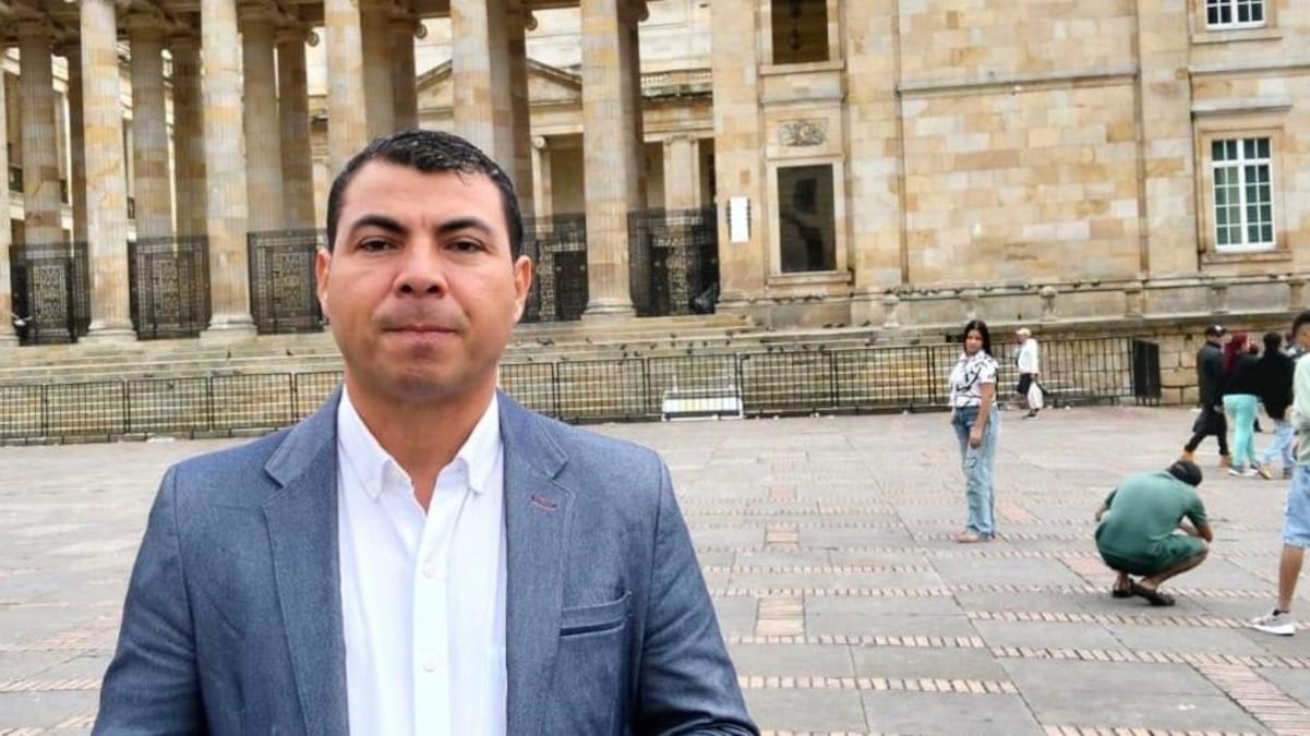 Foto desaparece candidato al Senado Andrés Vásquez.