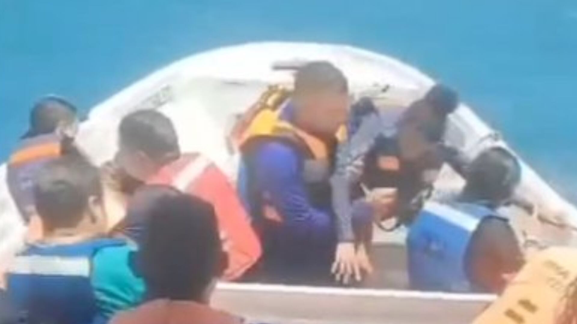 Naufragio en Santa Marta: 17 turistas fueron rescatados tras volcarse en una lancha rumbo al Tayrona (Redes sociales)