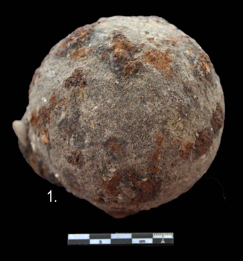 Bala de cañón hallada en excavaciones del Claustro de San Francisco.