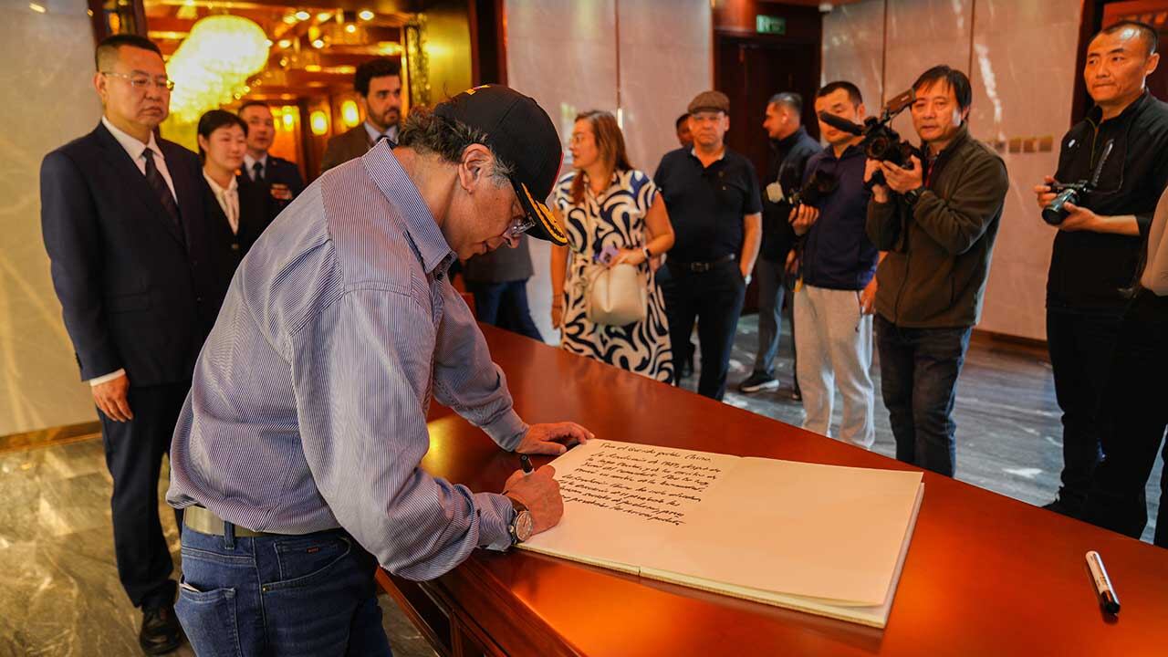 El presidente Gustavo Petro firmó libro de personajes ilustres tras su recorrido por la Muralla China.