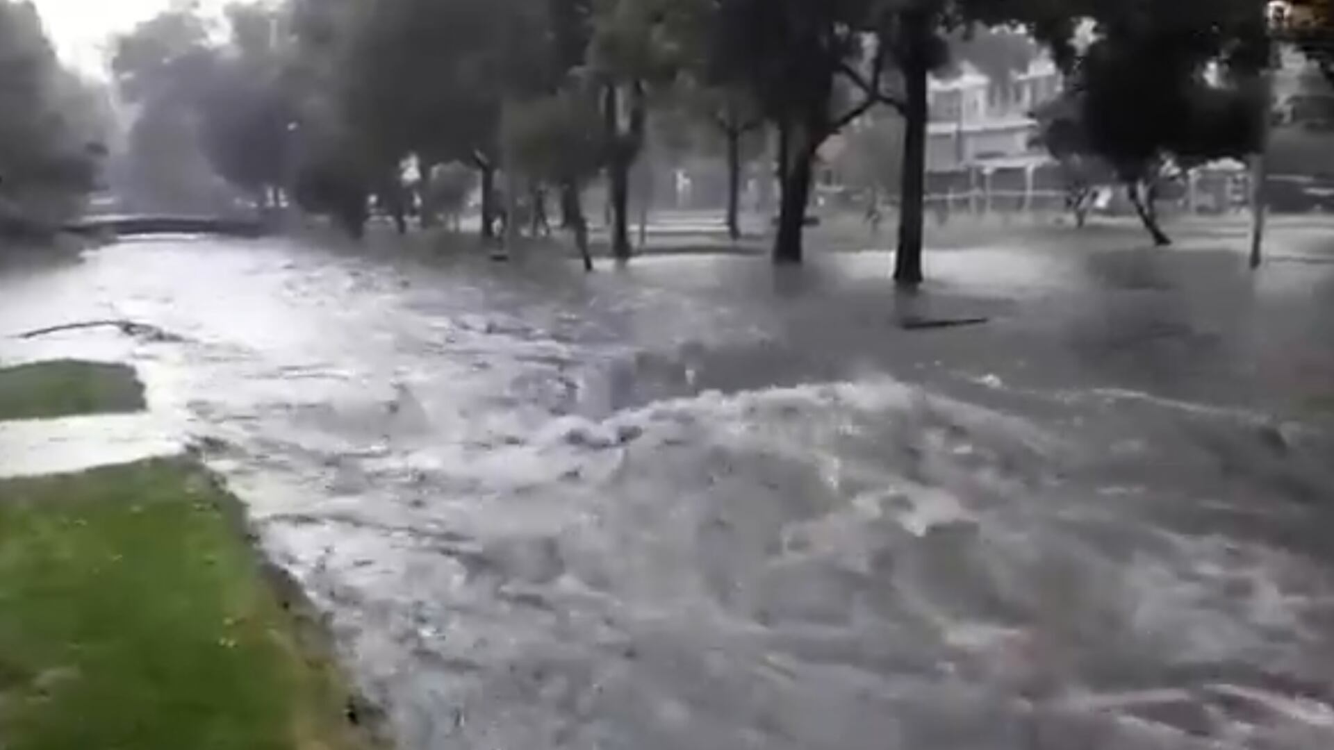 Reportan que el caño del parque el Virrey se desbordó a causa de las fuertes lluvias