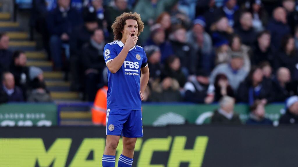 Wout Faes tuvo la peor despedida de año: dos autogoles ante Liverpool