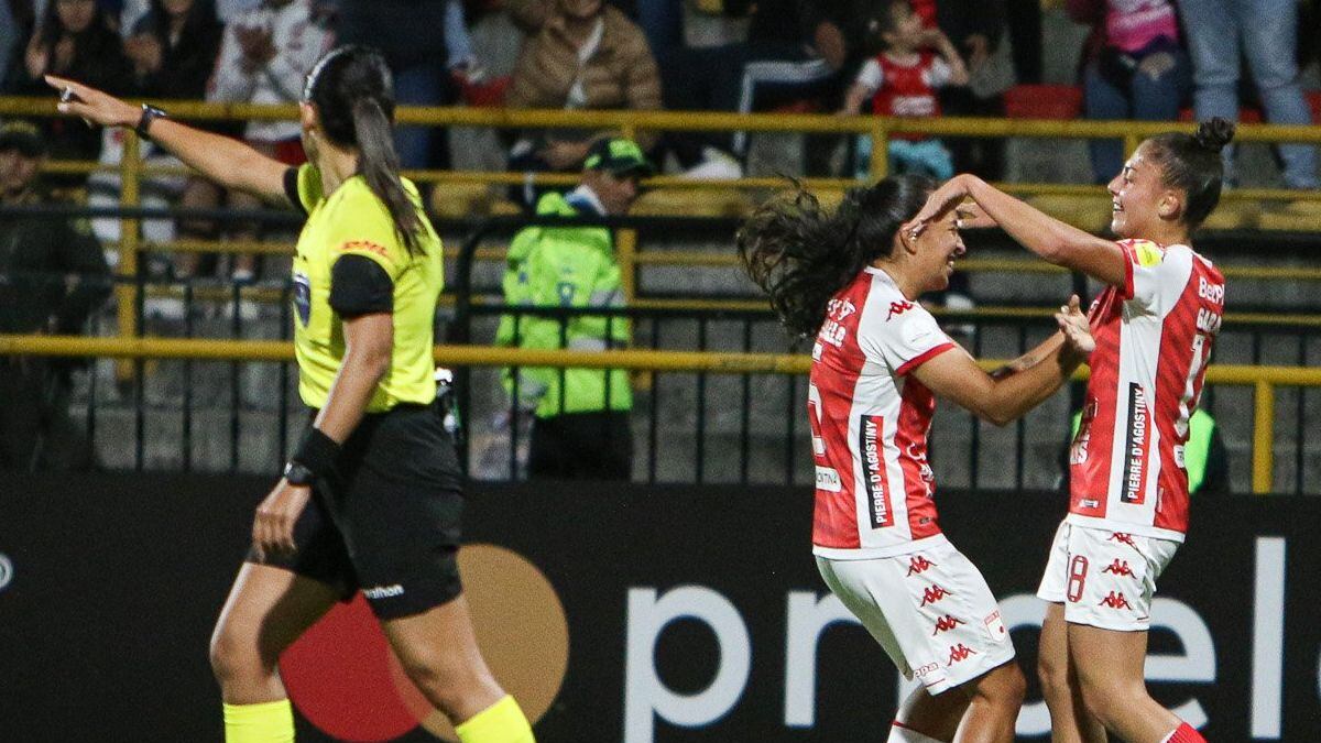 A Santa Fe le regalaron insólito penal en la burrada arbitral de la Libertadores Femenina