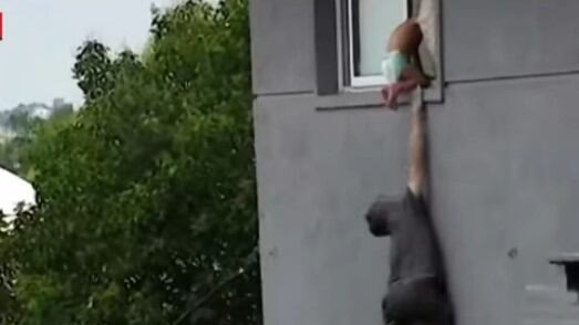 Viral rescate de un bebé