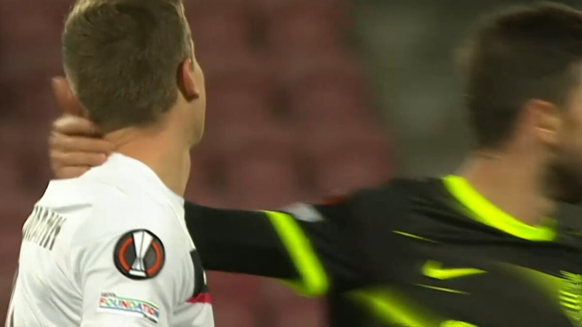 En la Europa League se anotó el autogol más absurdo de todo el año