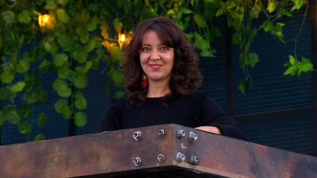 La actriz Cony Camelo no se guardó nada para criticar a Juan Pablo Llano y Vicky Berrío, y más cuando la comediante la bajó del balcón.