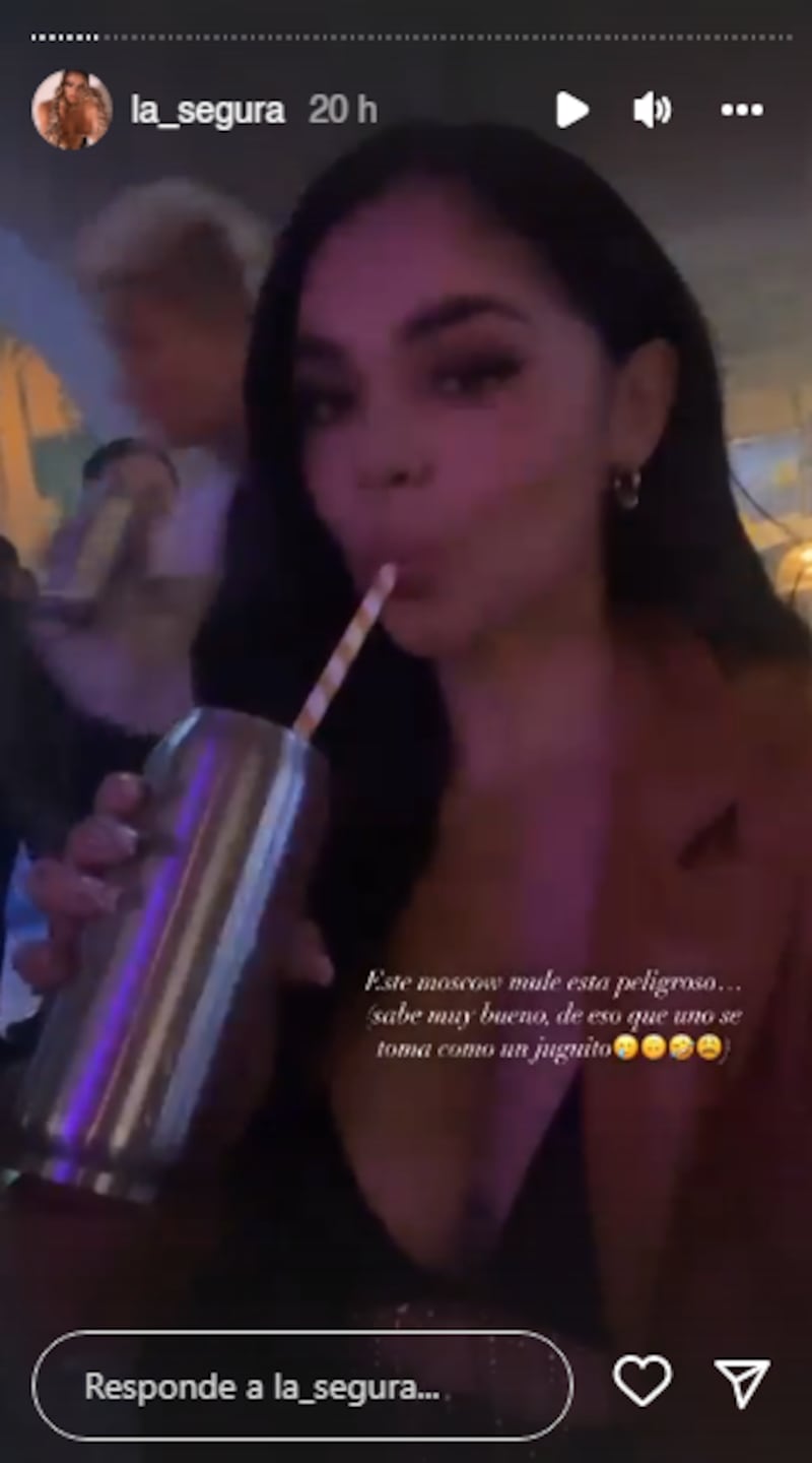 La Segura disfrutando un trago