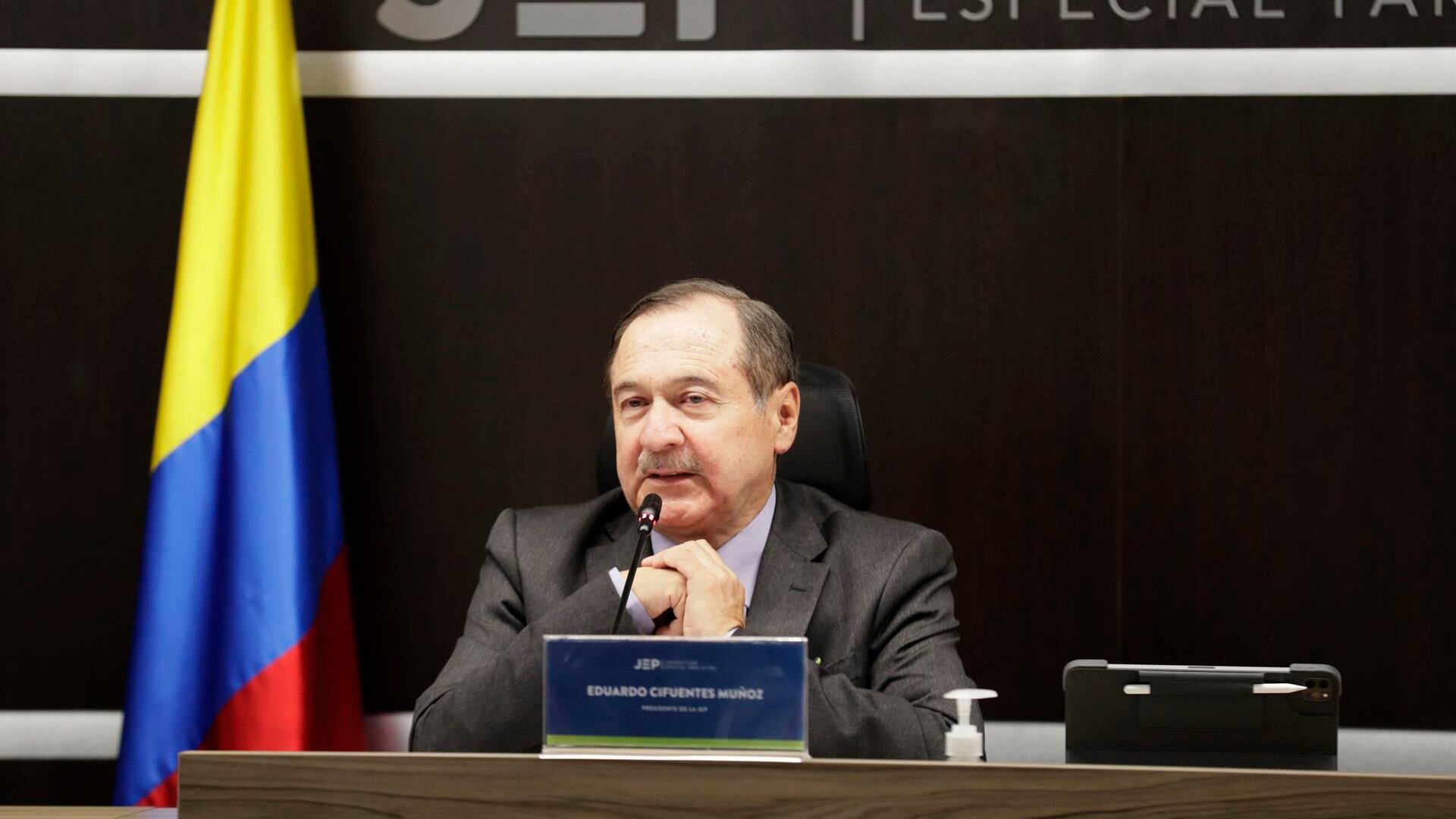 El presidente de la Jurisdicción Especial para la Paz (JEP), magistrado Eduardo Cifuentes, habla durante una rueda de prensa en la sede de la JEP, en Bogotá (Colombia).